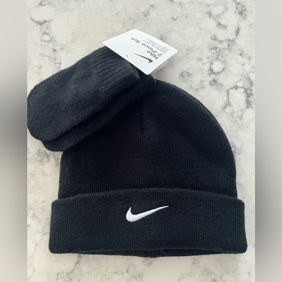 Nike infant cuffed Winter Hat And Mittens Size 12/24 months NWT - Picture 1 of 6